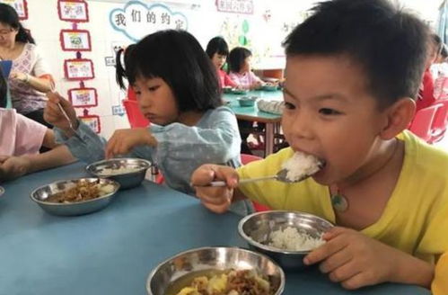 幼儿园饭菜真香,我一顿吃两碗 看到照片后,妈妈大受打击